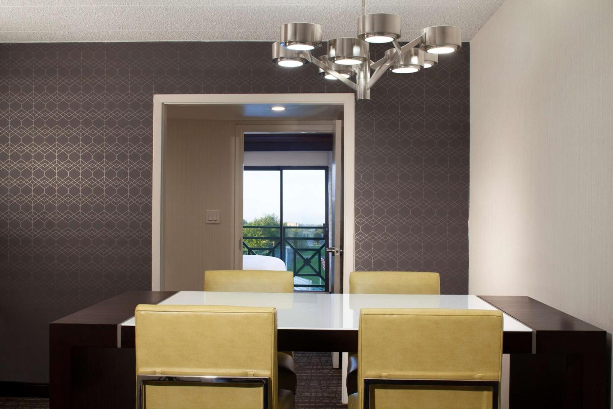 Embassy Suites By Hilton Philadelphia Airport Exterior foto